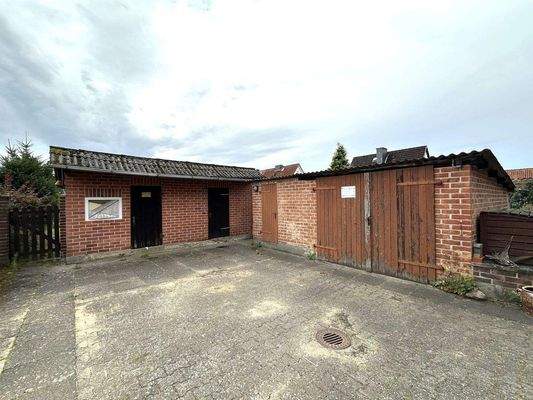 Garage und Nebengebäude 1