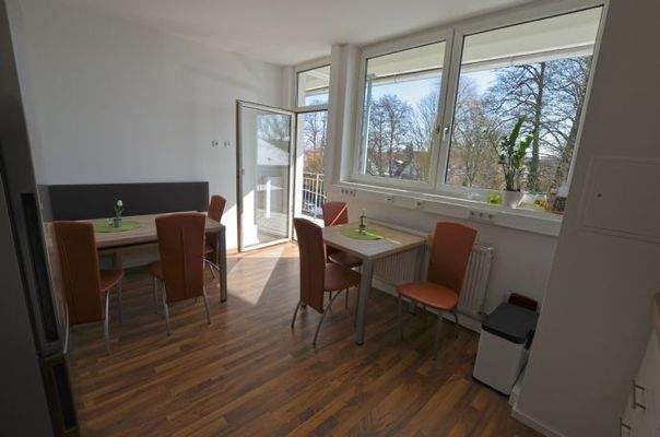 Aufenthaltsraum mit Zugang zum Balkon