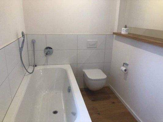 Bad mit Wanne und Dusche