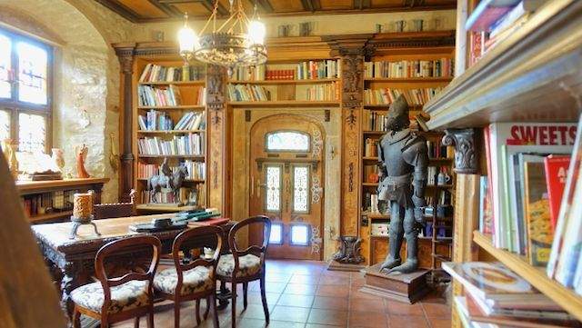 Rittersaal Bibliothek 2.jpeg