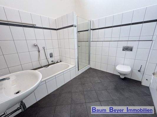 Badzimmer mit Badewanne und Dusche obere Ebene
