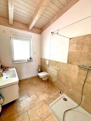 Zweites Tageslichtbad mit Dusche