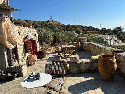 Ostkreta, Pappagiannades: Traditionelles Steinhaus mit großem Garten voller Olivenbäume zu verkaufen