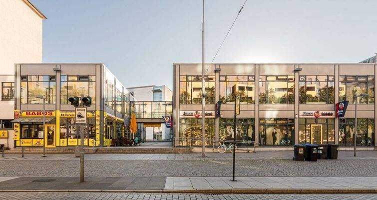 Blick auf das Gebäude - vor der Altmarktgalerie