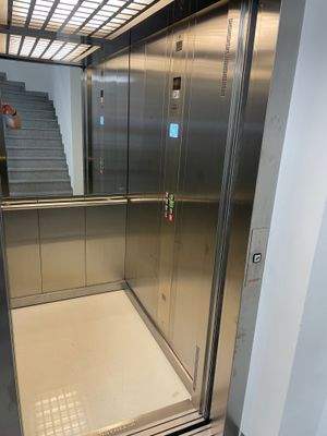 Aufzug innen - ebenso Edelstahl.JPG