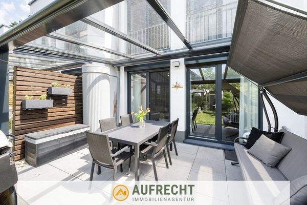 sonnige Terrasse und Garten