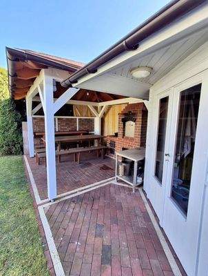 Gartenhaus mit Pavillon, hier integrierter gemauerter Aussenkochstelle 