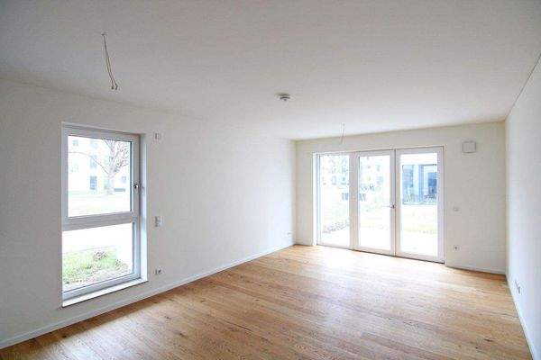 Geräumiges Wohnzimmer mit Terrasse