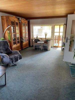 Wohnzimmer mit Balkonausgang.jpg