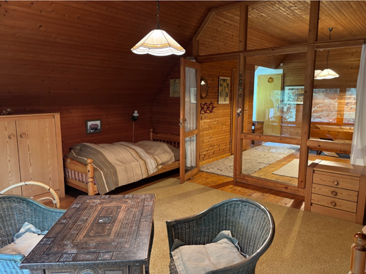 Schlafzimmer mit Blick in den Flur im Obergeschoss