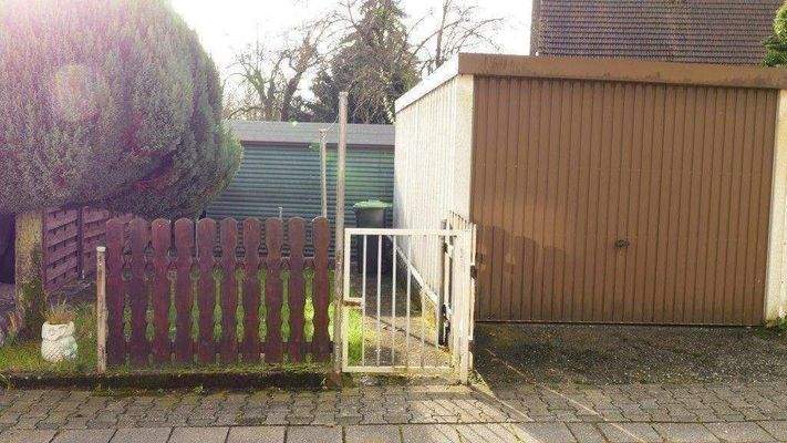 Garage mit kleinem Grundstück gegenüber