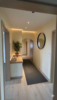 Diese Ansicht wurde zur besseren Visualisierung des Raumkonzeptes mittels KI möbliert. Die abgebildeten Möbelstücke sind nicht im Kaufpreis enthalten.