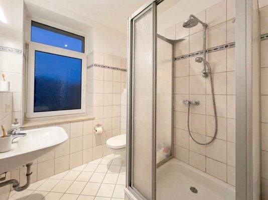 Bad mit Dusche und Fenster