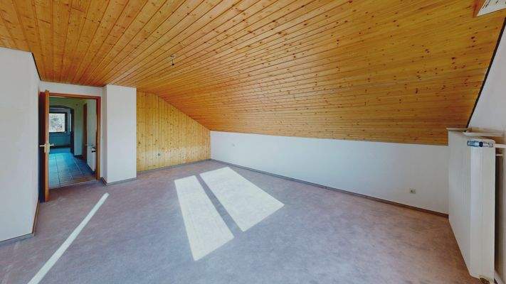 Großes Zimmer im Dachgeschoss