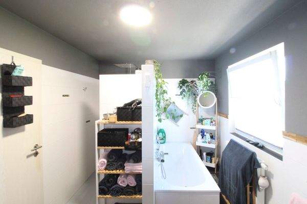 Badezimmer 1. OG DHH links