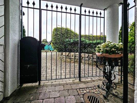 Eingang gut geschützt