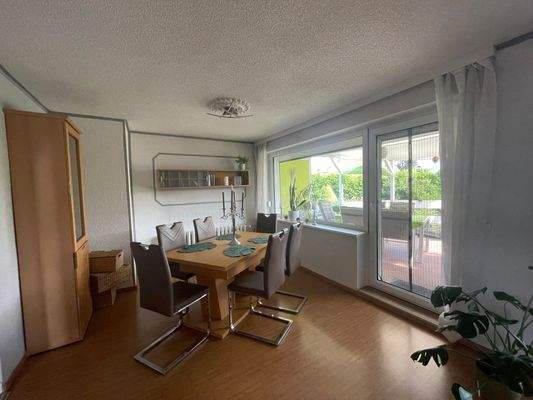 Essbereich mit Zugang zur Terrasse