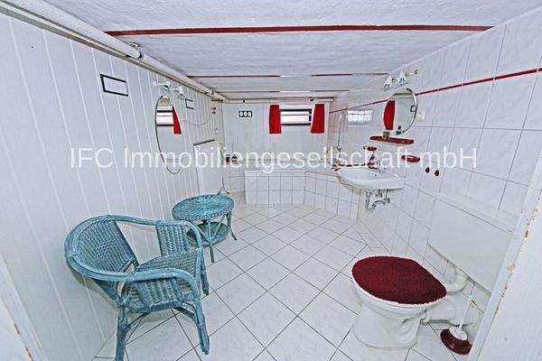 Bad mit Wanne im Keller