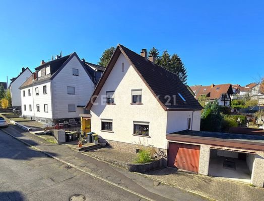 Ansicht des Hauses von der rechten Hausseite inkl. Garage
