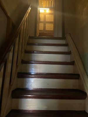 SCHÖNE HOLZTREPPE 