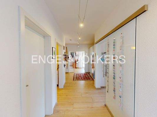 Weitläufiger Flur im Eingangsbereich