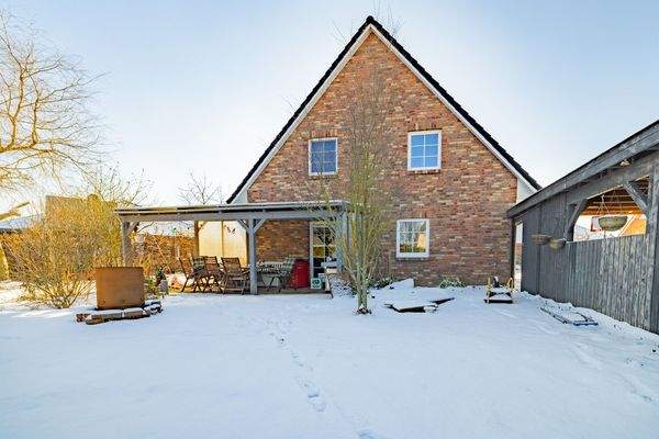 Rückansicht mit Terrasse