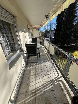 Balkon mit Südausrichtung.jpg