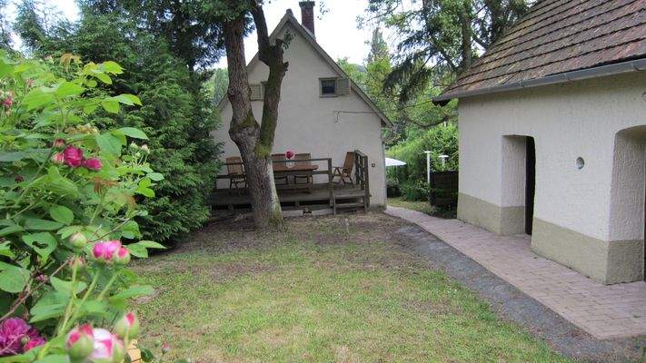 Terrasse unter Birnbaum