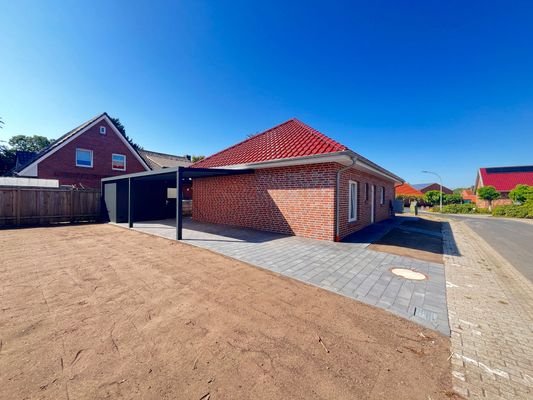 Seitenansicht mit Carport