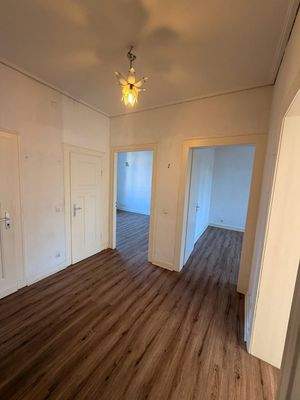 Leerer Flur mit Türen