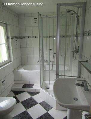 Das helle Wannen- Duschbad.