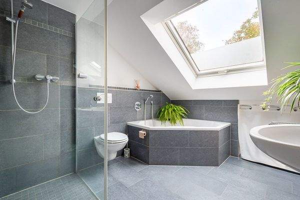 modernes Bad mit Eckbadewanne, Dusche, Fenster