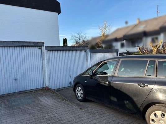 eigene Garage und Stellplatz