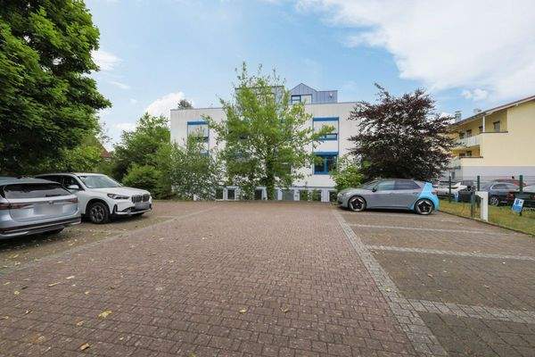 Parkplätze mit Elektroladesäule