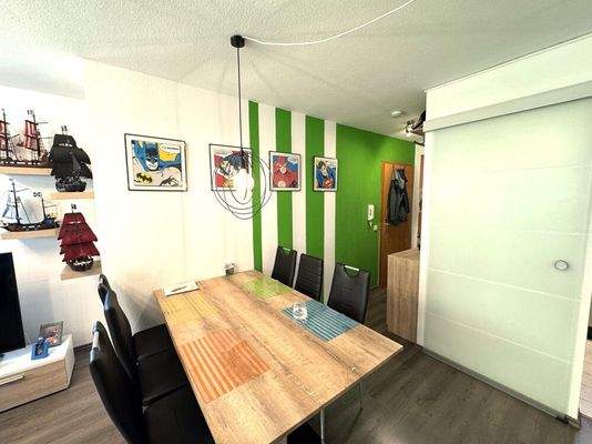 Wohn-Esszimmer und Eingang