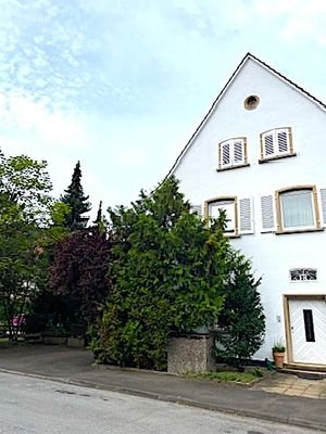 Haus Eingang mit Parkplatz