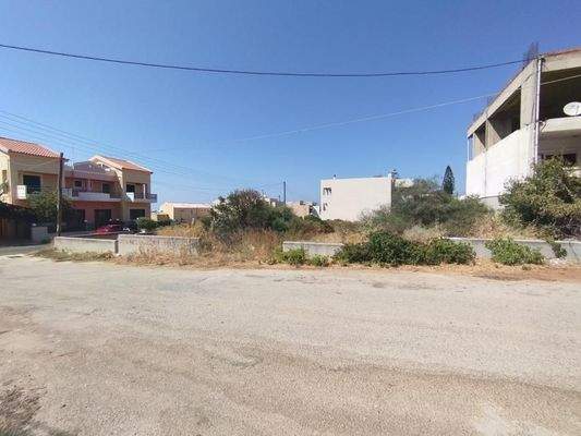 Grundstück mit großer Bebauung in Strandnähe auf Kreta zum Verkauf