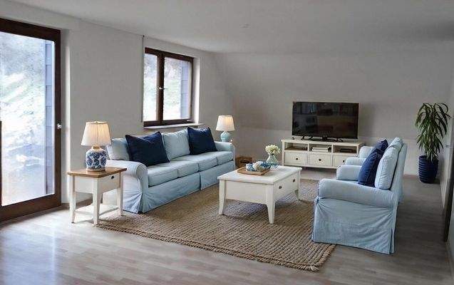 Wohnzimmer (virtuell möbliert)