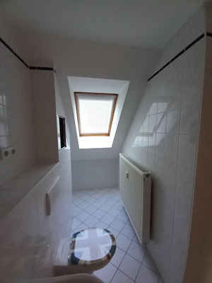 Badezimmer mit Waschmaschinenplatz