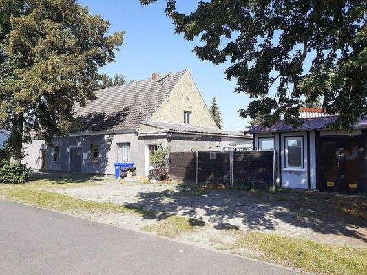 Blick auf das Lagegebäude.jpg