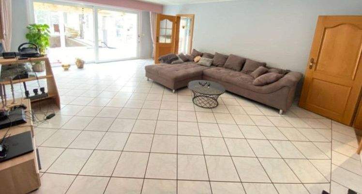 Wohnbereich mit Blick in den Poolbereich