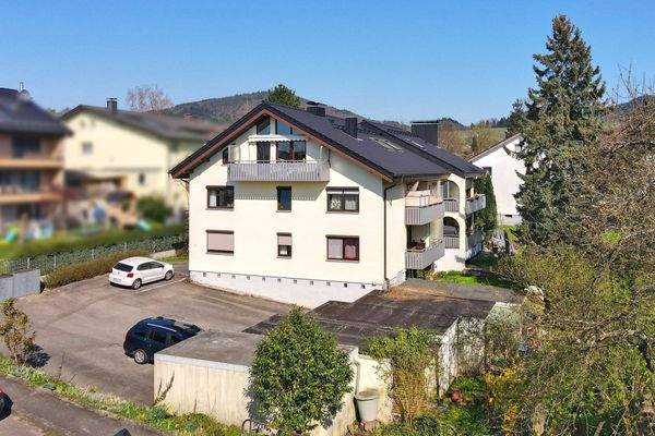 Außenansicht mit Garage