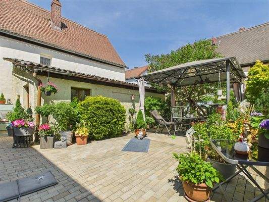 Hof und Terrasse