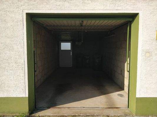Garage mit Türe zum Garten