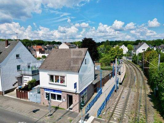 Direkt an der Bahnhaltestelle