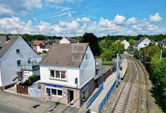 Direkt an der Bahnhaltestelle