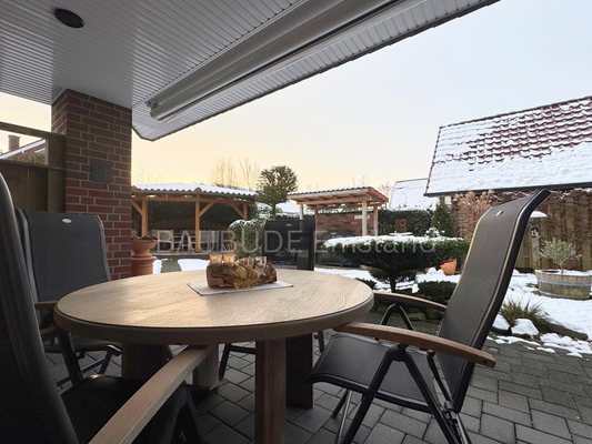 Überdachte Terrasse mit Markise