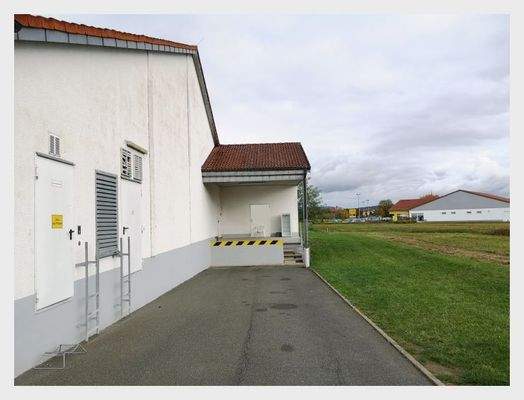 Rückseite Anlieferung, Laderampe