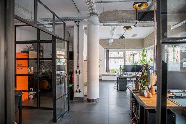 Blick in die Bürofläche (links Küche und Meetingbereich)