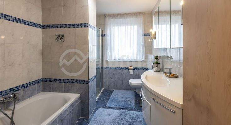 Bad mit Badewanne und Dusche 